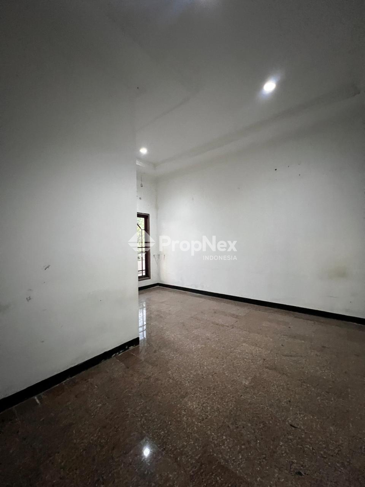 Rumah 2 Lantai Bagus SHM di Mojoklanggru Siap Huni — foto 2